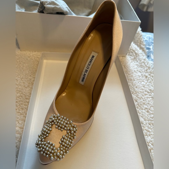 *Sold* Manolo Blahnik Hangisi heels beige satin with pearl - Picture 7 of 10